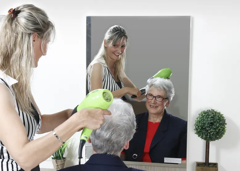 Secoido - Coiffeuse dans un salon de coiffure d'un EMS